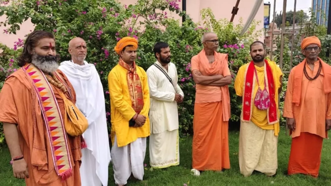 Mathura News: इस्कॉन मंदिर में चिकन खाना चिंता का विषय, कठोर कार्रवाई की माँग