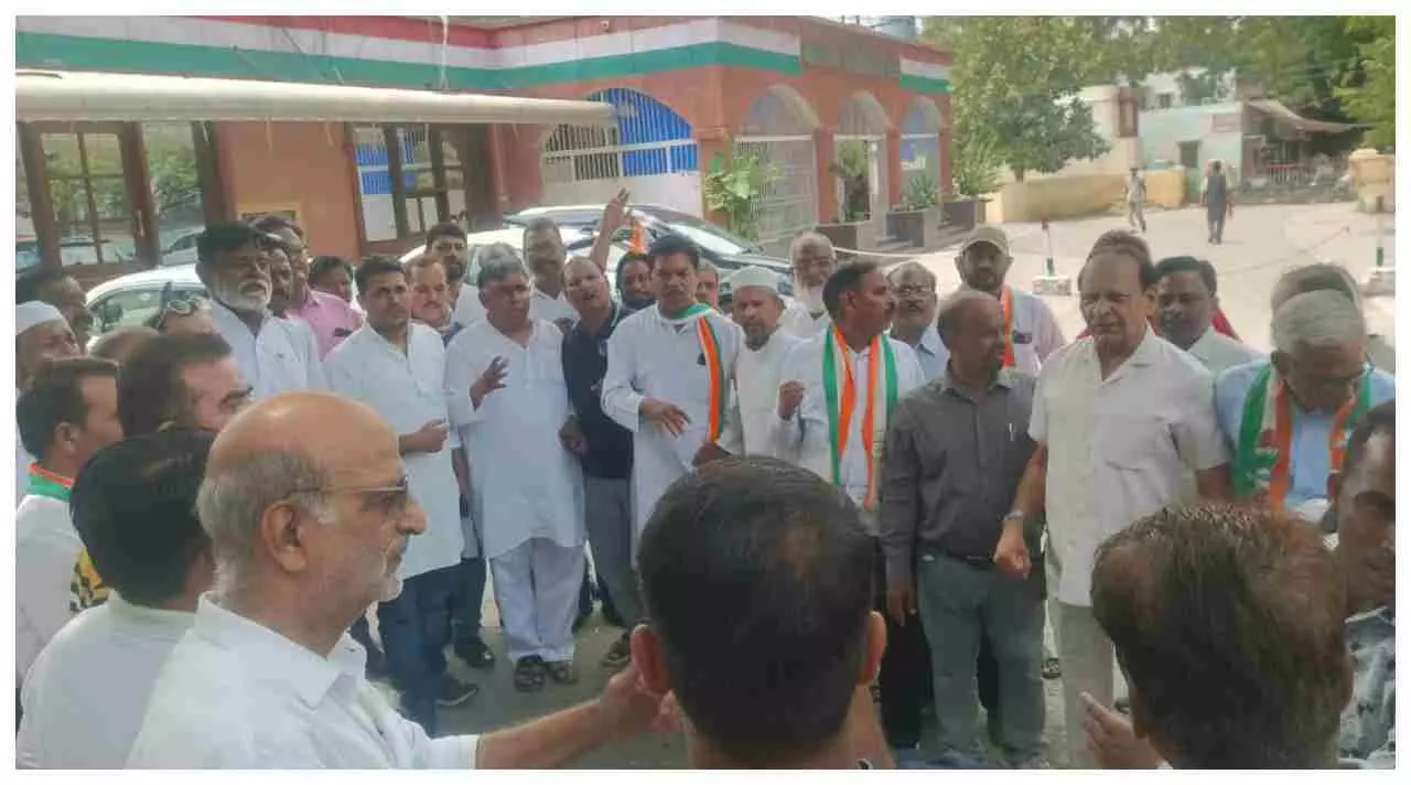 Meerut News: बिजली-खाद की किल्लत पर कांग्रेस का हल्लाबोल, मेरठ में ज़ोरदार प्रदर्शन, राज्यपाल को सौंपा ज्ञापन