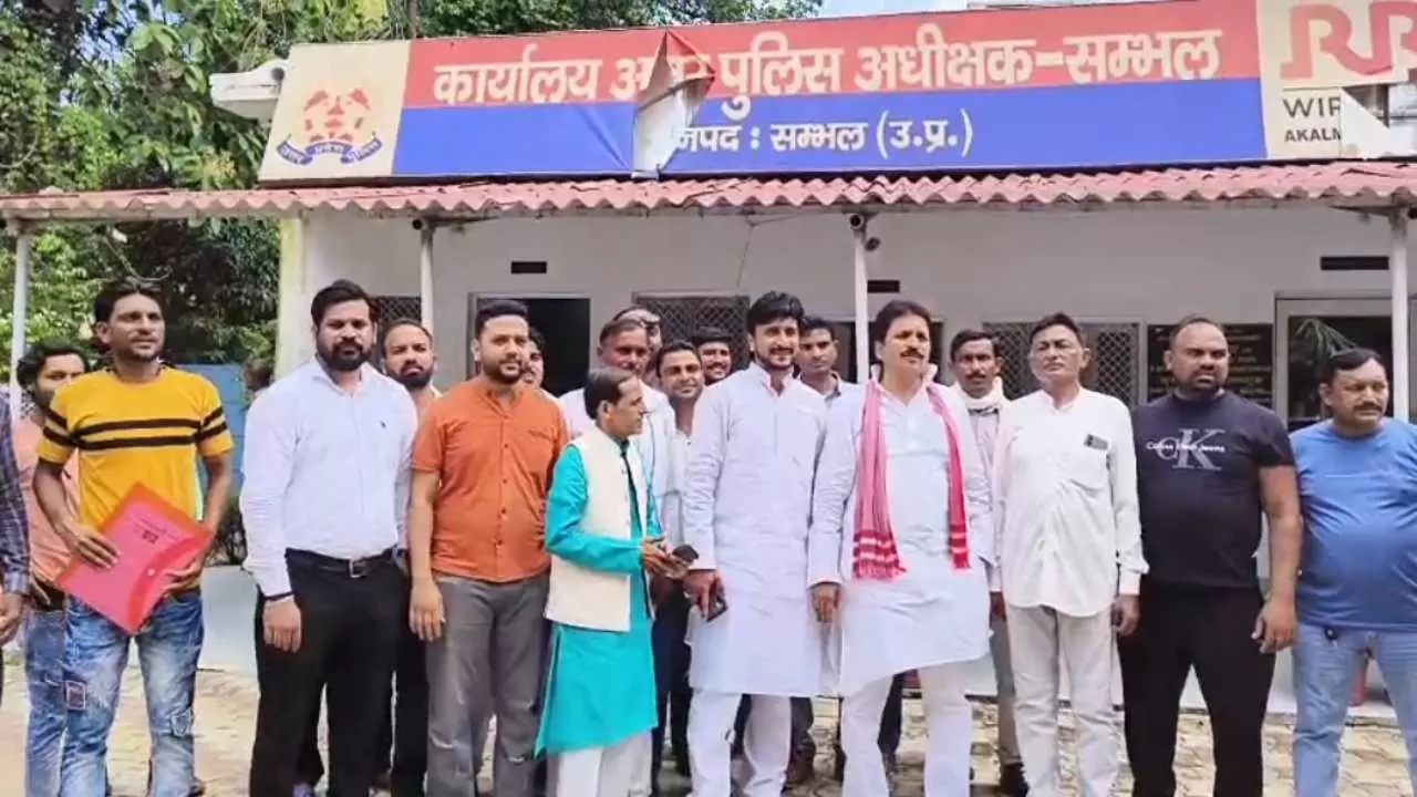 Sambhal News: संभल में करणी सेना नेता की टिप्पणी पर भड़के सपाई, NSA लगाने की मांग को लेकर सौंपा ज्ञापन