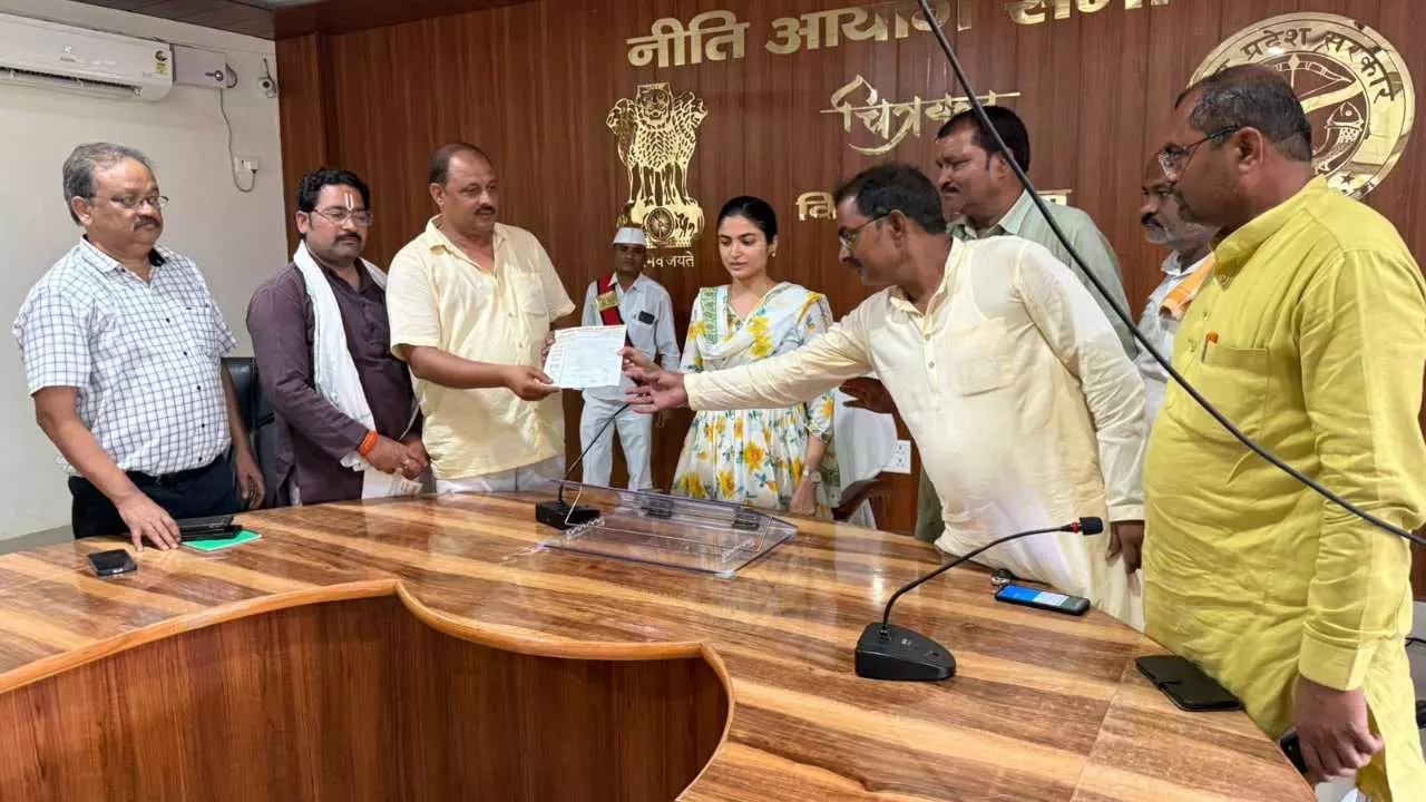 Chitrakoot News: गौशाला संचालन को लेकर बीडीओ बना रहे दबाव, प्रधान संघ ने प्रत्येक माह भुगतान की मांग को लेकर सीडीओ को सौंपा ज्ञापन
