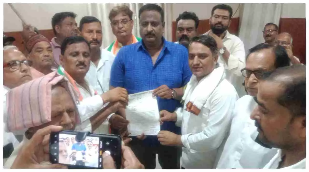 Siddharth Nagar News: किसानों को सिंचाई के लिए बिजली और पर्याप्त यूरिया खाद की आपूर्ति की मांग को लेकर कांग्रेस का विरोध प्रदर्शन
