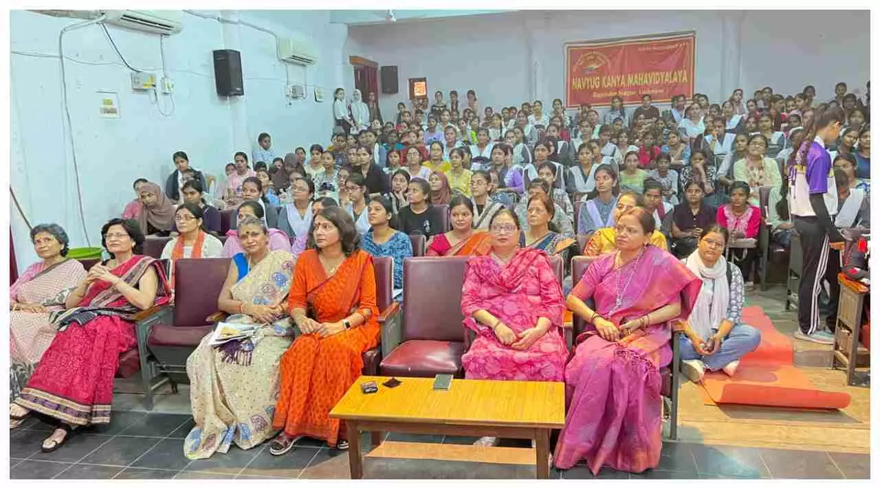 Lucknow News: नवयुग कन्या महाविद्यालय में दो दिवसीय कार्यक्रम: छात्राओं को दी गई शैक्षणिक और सह-पाठ्यक्रम गतिविधियों की जानकारी