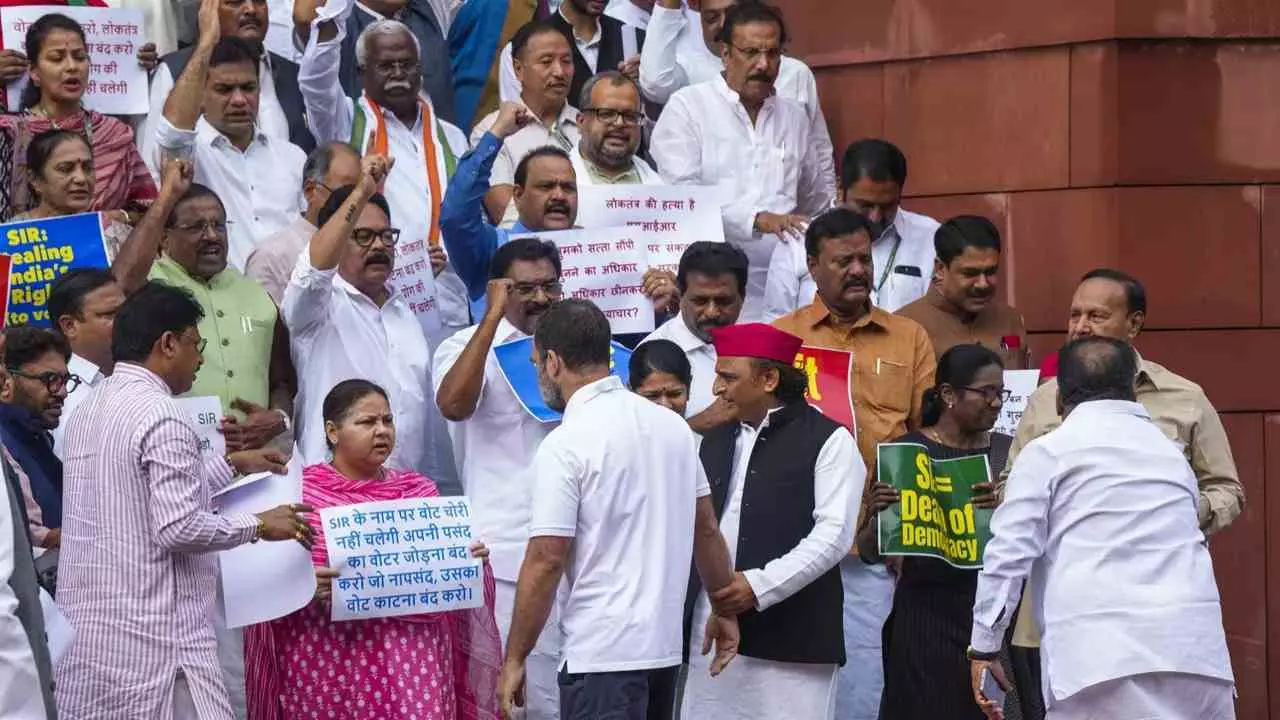 बिहार की वोटर लिस्ट पर बवाल! संसद से विधानसभा तक हंगामा, राहुल-अखिलेश सड़क पर, चुनाव आयोग पर विपक्ष का बड़ा वार