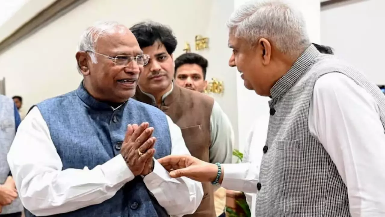 धनखड़ पर कांग्रेस की नई चाल! महाभियोग के बाद सहानुभूति, क्या छिपी है कोई सियासी डील?