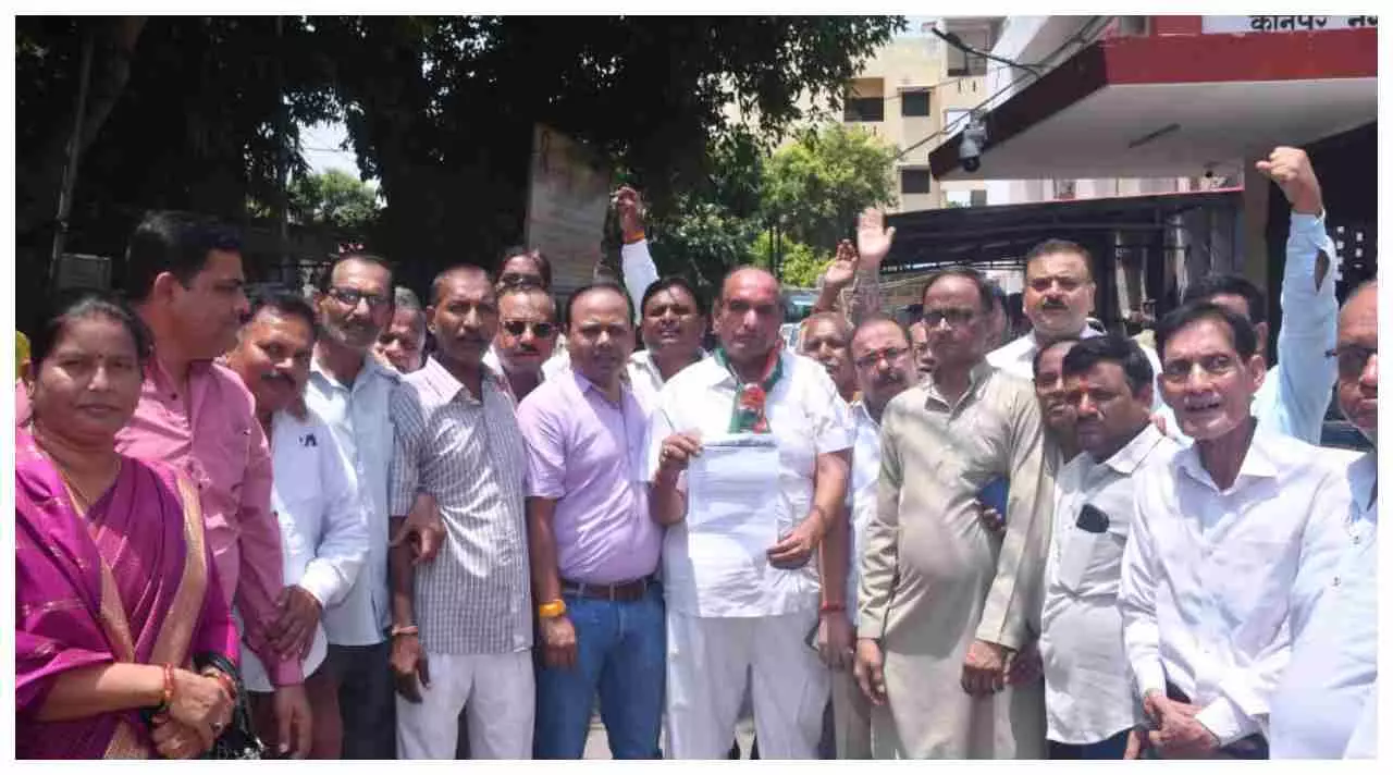 कानपुर में बिजली कटौती को लेकर कांग्रेस का प्रदर्शन, कलेक्ट्रेट में डीएम को सौंपा ज्ञापन