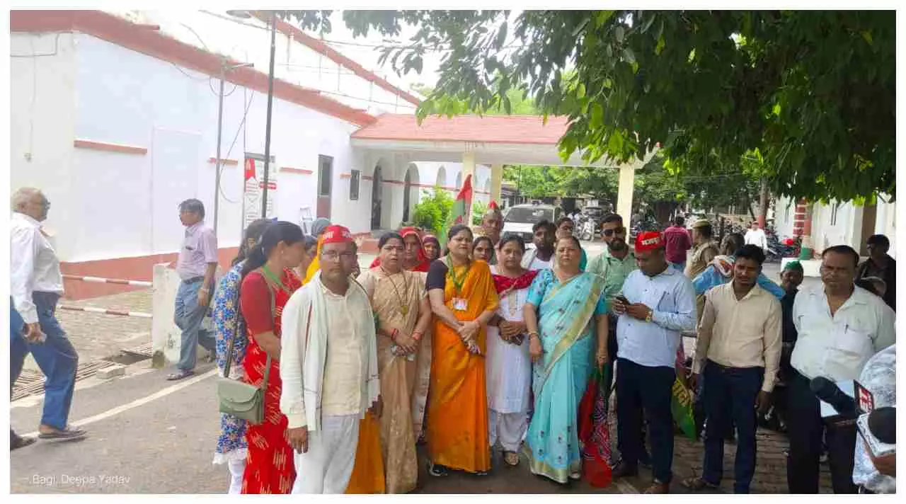 Etawah News: सरकारी स्कूलों के मर्जर के खिलाफ सपा महिला सभा का प्रदर्शन