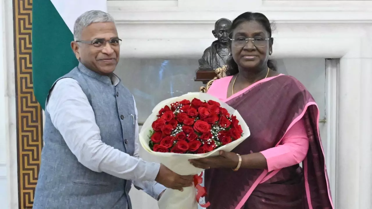 राष्ट्रपति द्रौपदी मुर्मु से मिले उपसभापति हरिवंश नारायण, क्या मिलेगी बड़ी जिम्मेदारी? सियासी हलचल तेज