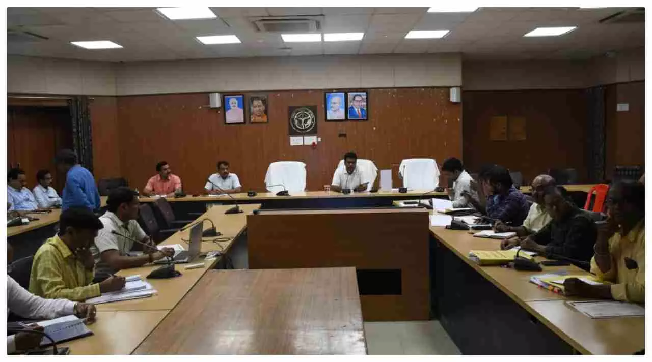 Siddharth Nagar News: जिलाधिकारी ने की बेसिक शिक्षा विभाग की समीक्षा, जन्म प्रमाण पत्र व विद्यालय विकास कार्यों पर दिए सख्त निर्देश