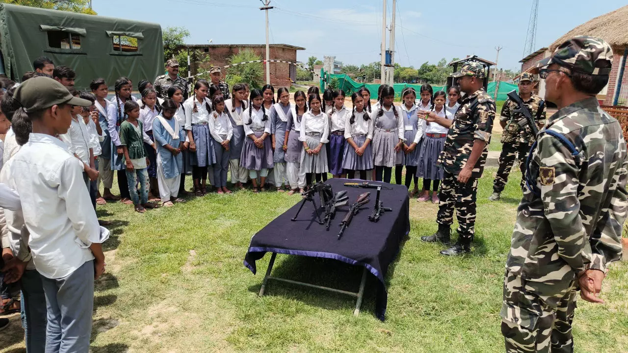 Siddharthnagar News: सीमा दर्शन कार्यक्रम: SSB ने छात्रों को कराया सीमा चौकी का भ्रमण, राष्ट्र प्रेम व जागरूकता का संदेश
