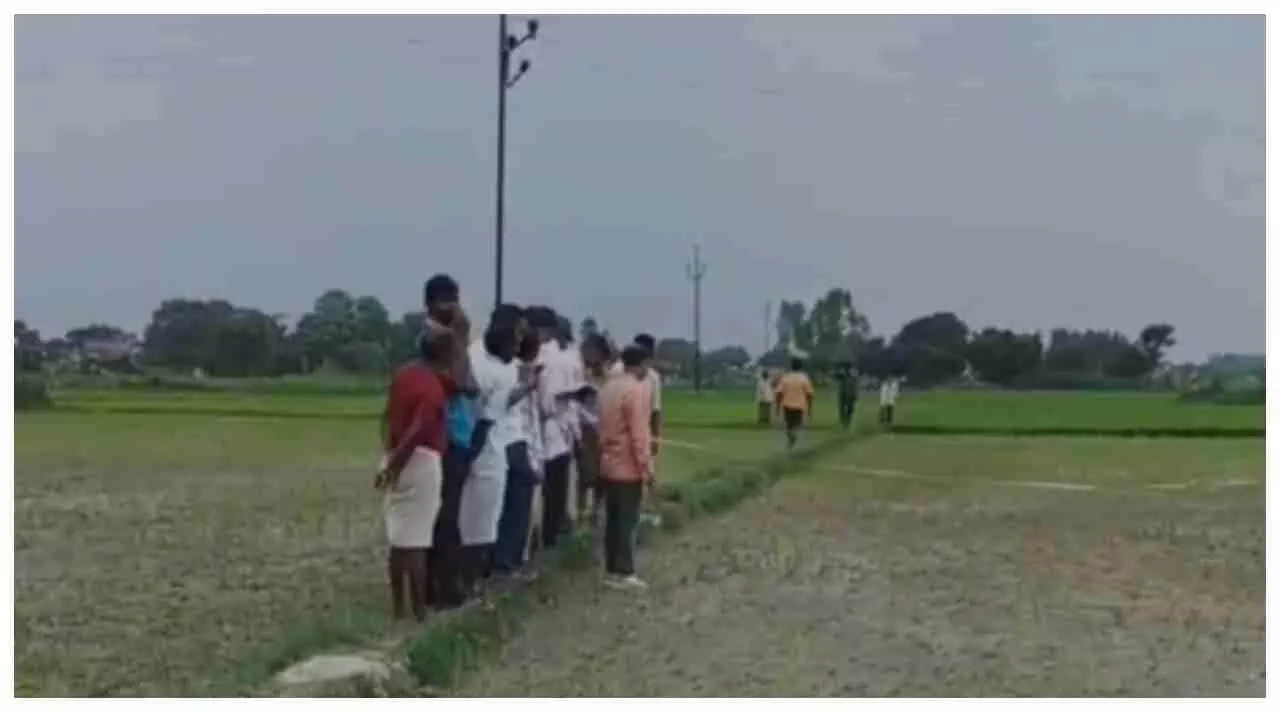 Raebareli News: रायबरेली में जिला प्रशासन की बड़ी कार्रवाई, 50 करोड़ की चारागाह जमीन पर अवैध कब्जा को हटाया