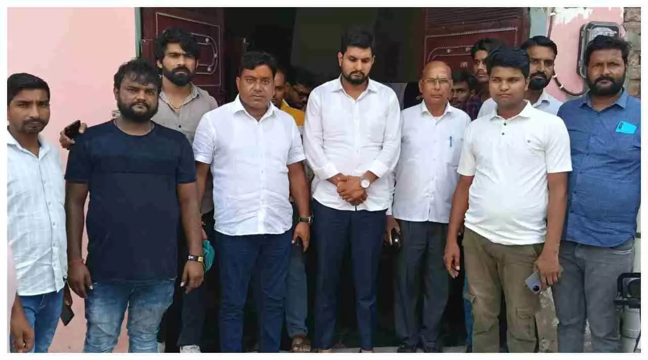 Aligarh News: करणी सेना पीड़िता छात्रा के पक्ष में, न्याय की मांग को लेकर पहुँची घर