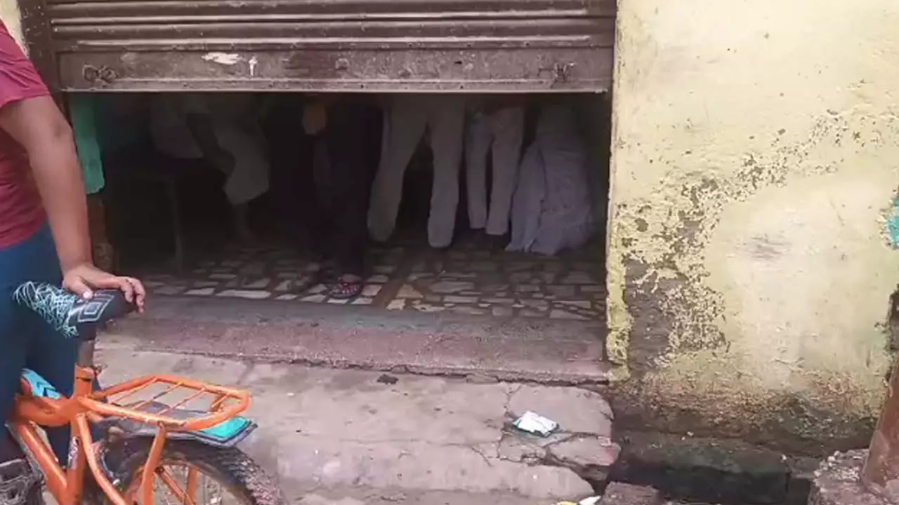 Religious sentiments unseen in the month of Shravan: banned meat openly sold in Eta Nagar, administration silent
