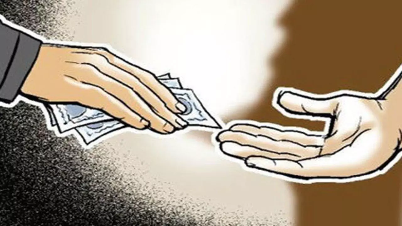 Bulandshahr News: स्वतंत्रता संग्राम सेनानी आश्रित फर्जी प्रमाण-पत्र बनाने के नाम पर रिश्वतखोरी, क्लर्क निलंबित