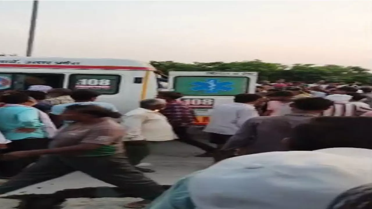 Raebareli News: रायबरेली में दर्दनाक सड़क हादसा: तेजाब कंटेनर पलटने से एक की मौत, दो घायल Raebareli News: रायबरेली में दर्दनाक सड़क हादसा: तेजाब कंटेनर पलटने से एक की मौत, दो घायल