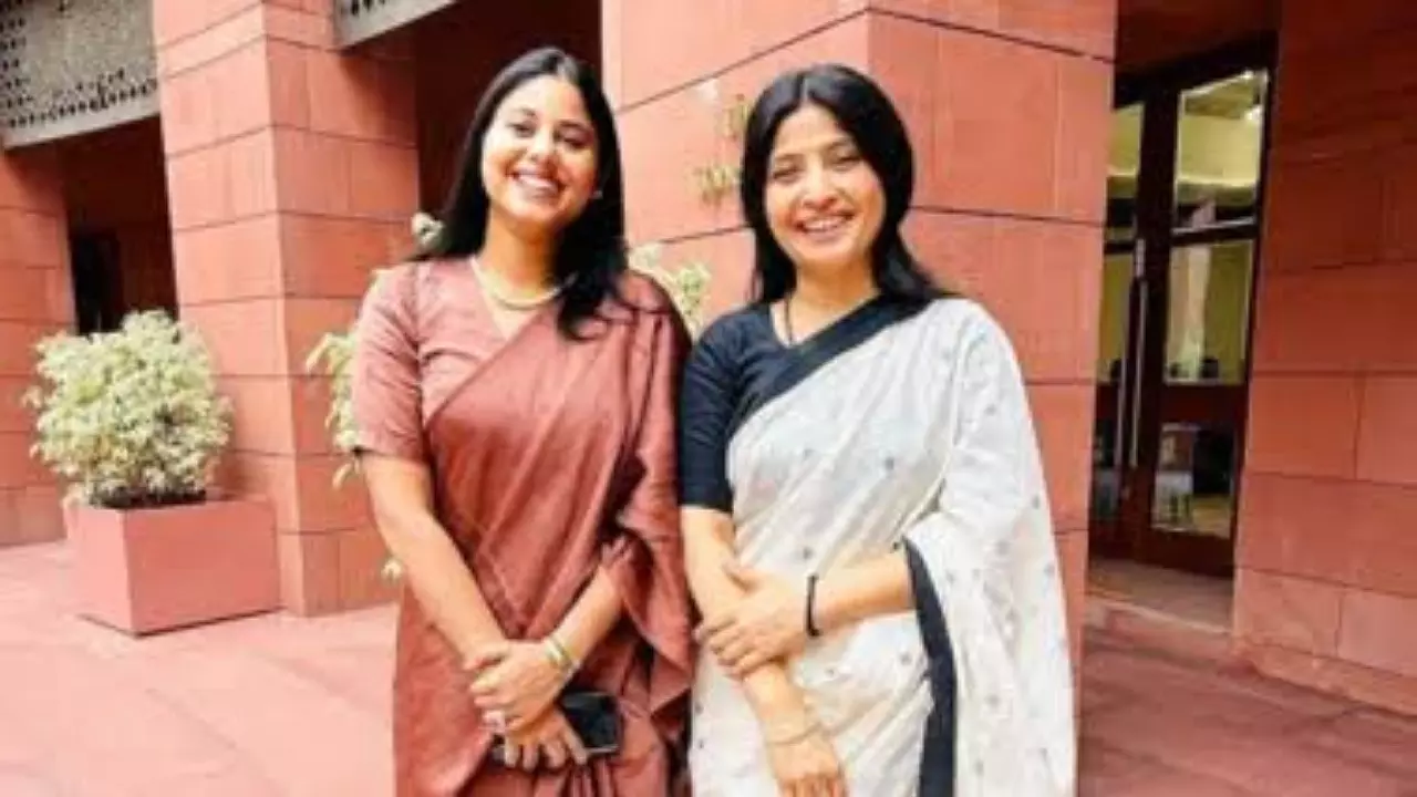 सिंपल लुक में छाईं रिंकू सिंह की मंगेतर प्रिया सरोज, डिंपल संग दिखीं मुस्कुरात, तस्वीरें वायरल