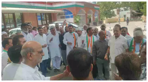 Meerut News: बिजली-खाद की किल्लत पर कांग्रेस का हल्लाबोल, मेरठ में ज़ोरदार प्रदर्शन, राज्यपाल को सौंपा ज्ञापन