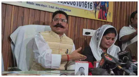 UP News: छांगुर बाबा ने कब्जाई हमारी ज़मीन... अब बना दी मस्जिद! रोते हुए CM योगी से लगाई न्याय की गुहार, मीडिया के सामने बताई आपबीती UP News: छांगुर बाबा ने कब्जाई हमारी ज़मीन... अब बना दी मस्जिद! रोते हुए CM योगी से लगाई न्याय की गुहार, मीडिया के सामने बताई आपबीती