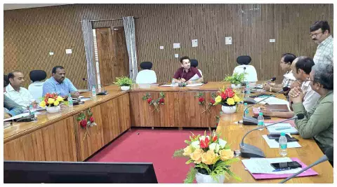 Jhansi News: अनुपस्थित रहने पर बीएसए का वेतन रोका, आईटीआई प्रधानाचार्य व जिला अल्पसंख्यक अधिकारी को नोटिस जारी