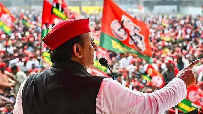 खुल गई सपा की फाइल! दिखाया था सत्ता का रसूख, SC ने मुलायम यादव की पार्टी और बेटे दोनों पर...