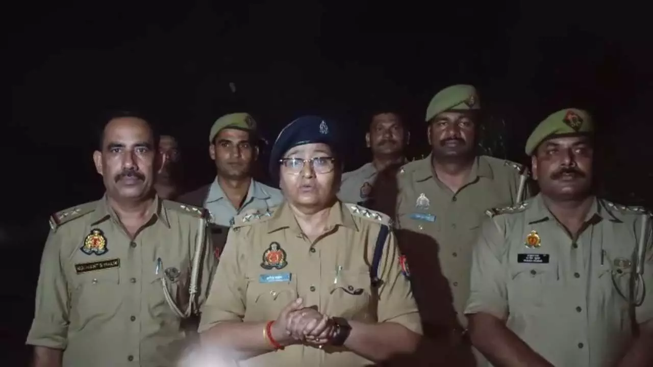 Hapur News: हापुड़ में पुलिस मुठभेड़ में दो शातिर बदमाश घायल, 7.40 लाख रुपये की नकदी और अवैध असलहा बरामद