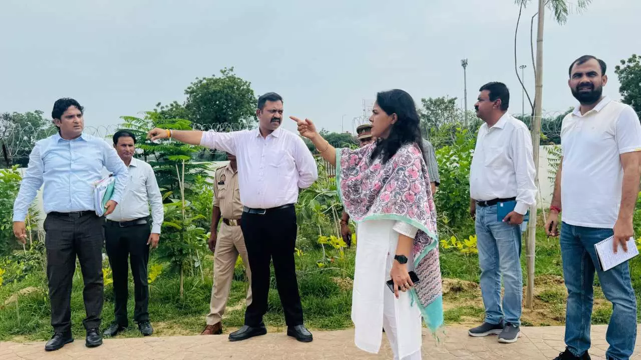 Lucknow News: मंडलायुक्त डॉ. रोशन जैकब का सौमित्र वन और झूलेलाल वाटिका का औचक निरीक्षण, दिए सौंदर्यीकरण के निर्देश