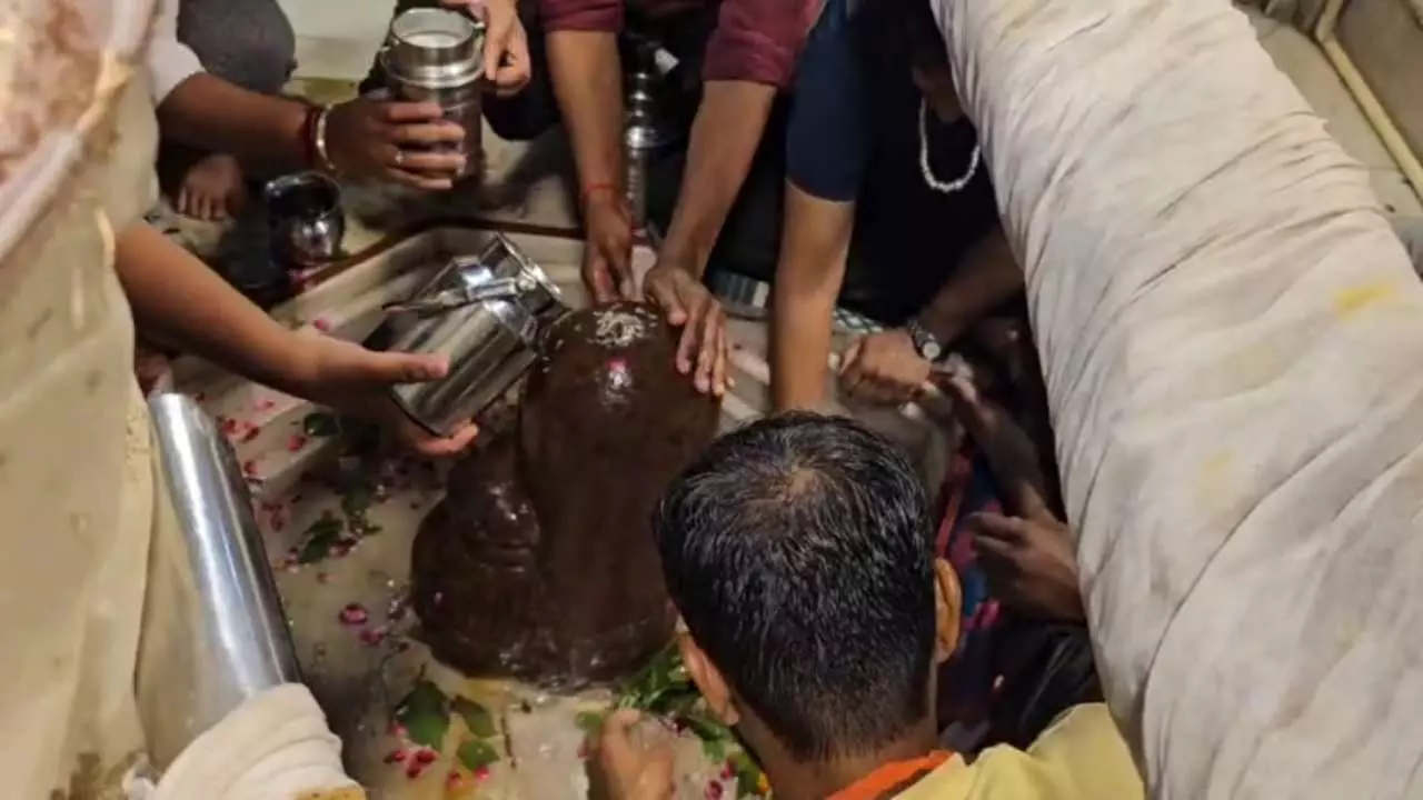 Hapur News: बरसात में शिवभक्ति का उत्सव: सबली महादेव मंदिर में कांवड़ियों ने किया जलाभिषेक