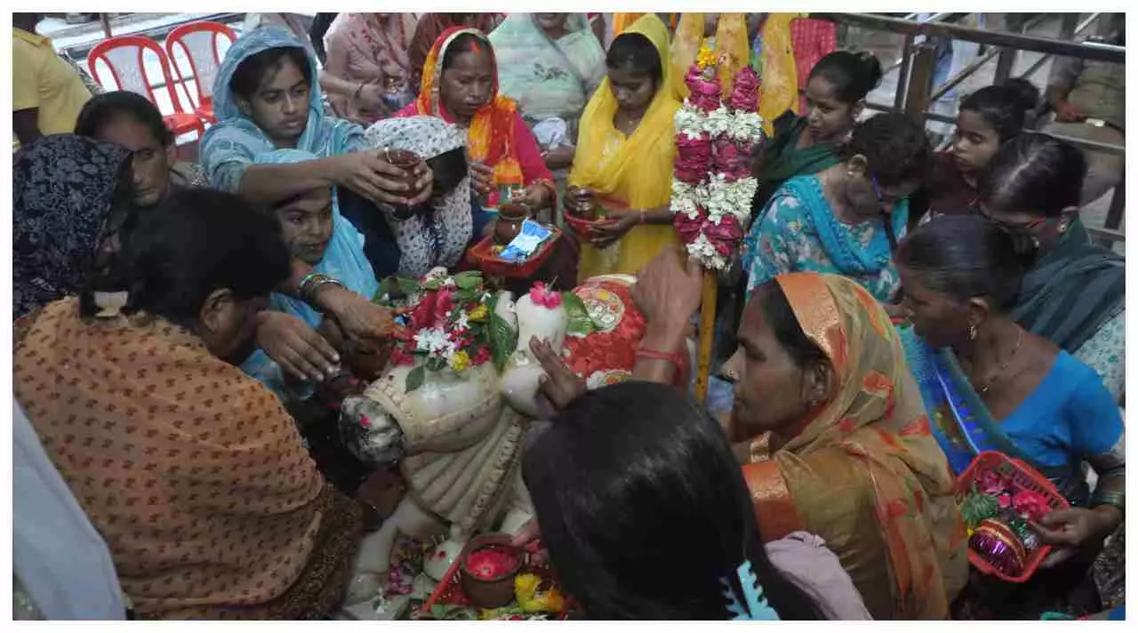 Lucknow News: सावन में शिवभक्ति की उमंग: भगवान आशुतोष शिव के दर्शन करने मंदिरों में उमड़े शिव-भक्त, बुद्धेश्वर महादेव मंदिर में गूंजा हर हर महादेव..