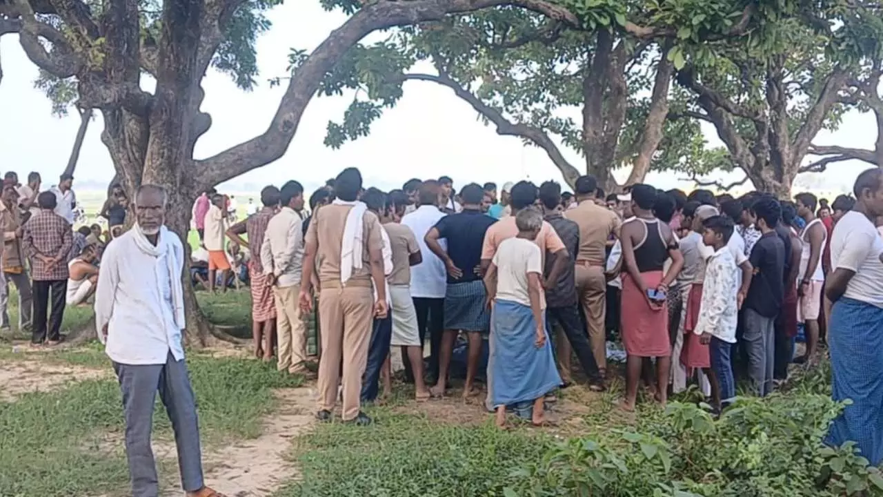 Siddharthnagar News: सिद्धार्थनगर में युवक का पेड़ से लटकता मिला शव, परिजनों ने जताई हत्या की आशंका