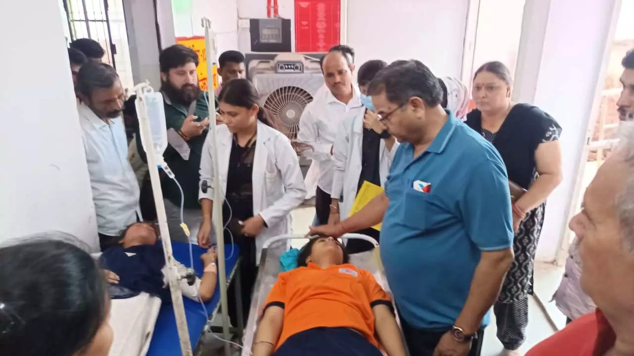 Barabanki News: बाराबंकी के सरस्वती विद्या मंदिर में फिर दो छात्र-छात्राएं बेहोश, पांच दिन पहले छात्रा की मौत के बाद फिर मचा हड़कंप
