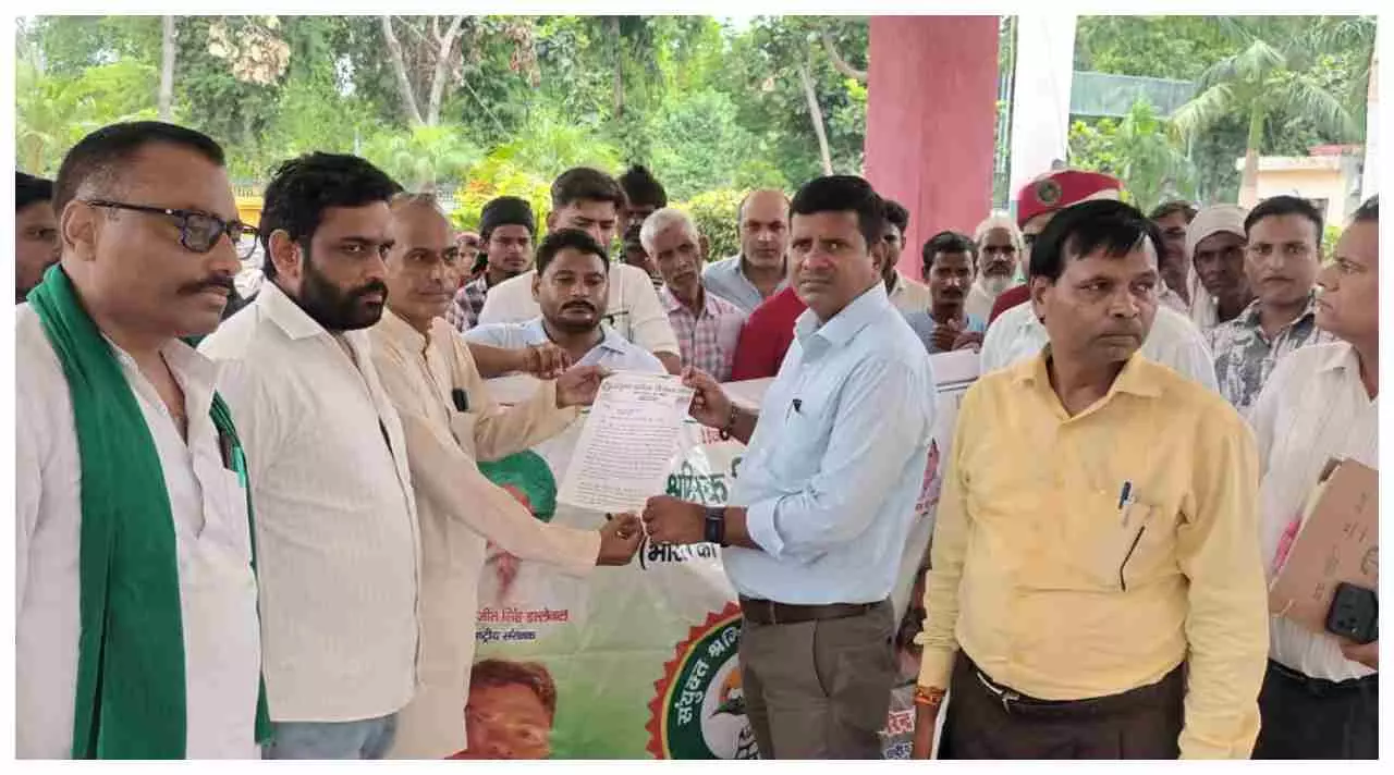 Aligrah News: पटवारी नगला में नगर निगम द्वारा अवैध वसूली के खिलाफ ज्ञापन सौंपा गया