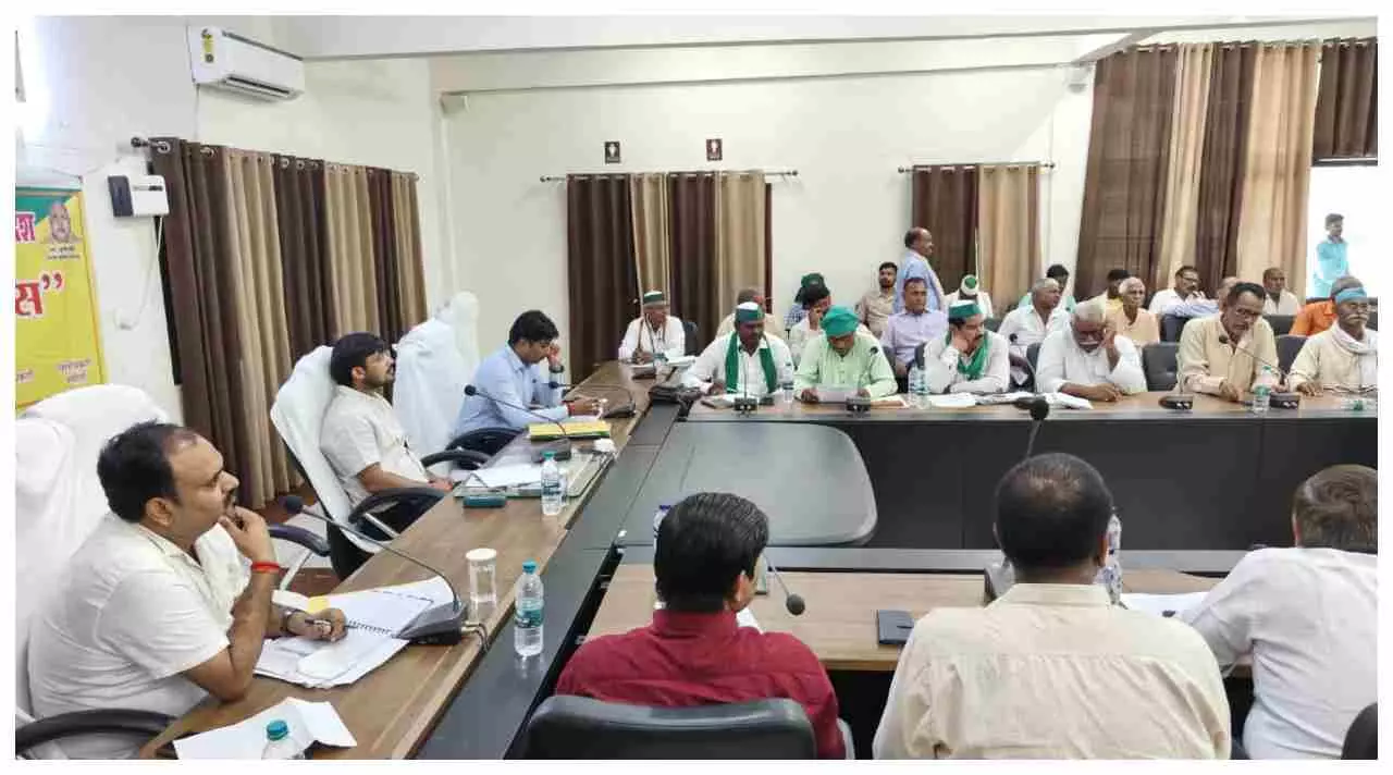 Chandauli News: किसानों की समस्याओं का हो त्वरित समाधान, खानापूर्ति नहीं-एक्शन लें अधिकारी — जिलाधिकारी चंद्र मोहन गर्ग