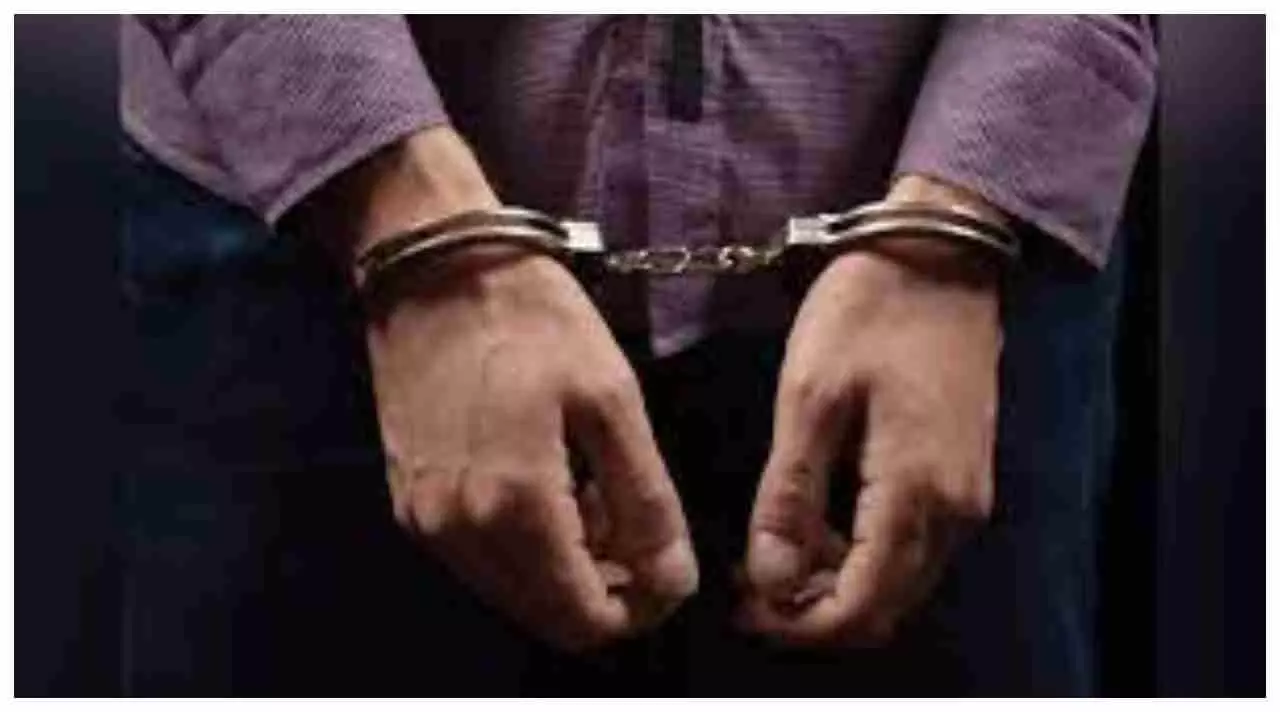 Mathura News: मथुरा में घरों में चोरी करने वाला शातिर चोर गिरफ्तार, लाखों का माल बरामद