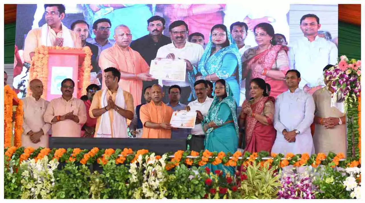 Gorakhpur News: सीएम योगी ने दी 253 करोड़ की सौगात, बोले- जनता के पैसे का हो सही इस्तेमाल, स्वच्छता रैंकिंग में टॉप-थ्री का लक्ष्य
