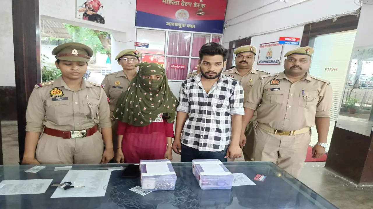 Jhansi News: पति और जेठ को जहर खिलाकर प्रेमी संग फरार हुई महिला गिरफ्तार, लाखों के जेवरात बरामद