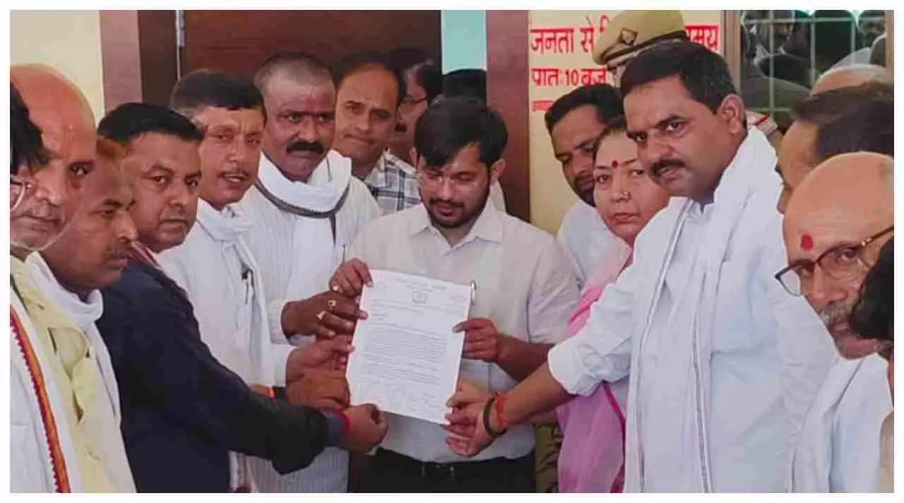 Chandauli News:  खाद-पानी की किल्लत और ध्वस्त कानून व्यवस्था को लेकर कांग्रेस का प्रदर्शन, राज्यपाल को सौंपा ज्ञापन