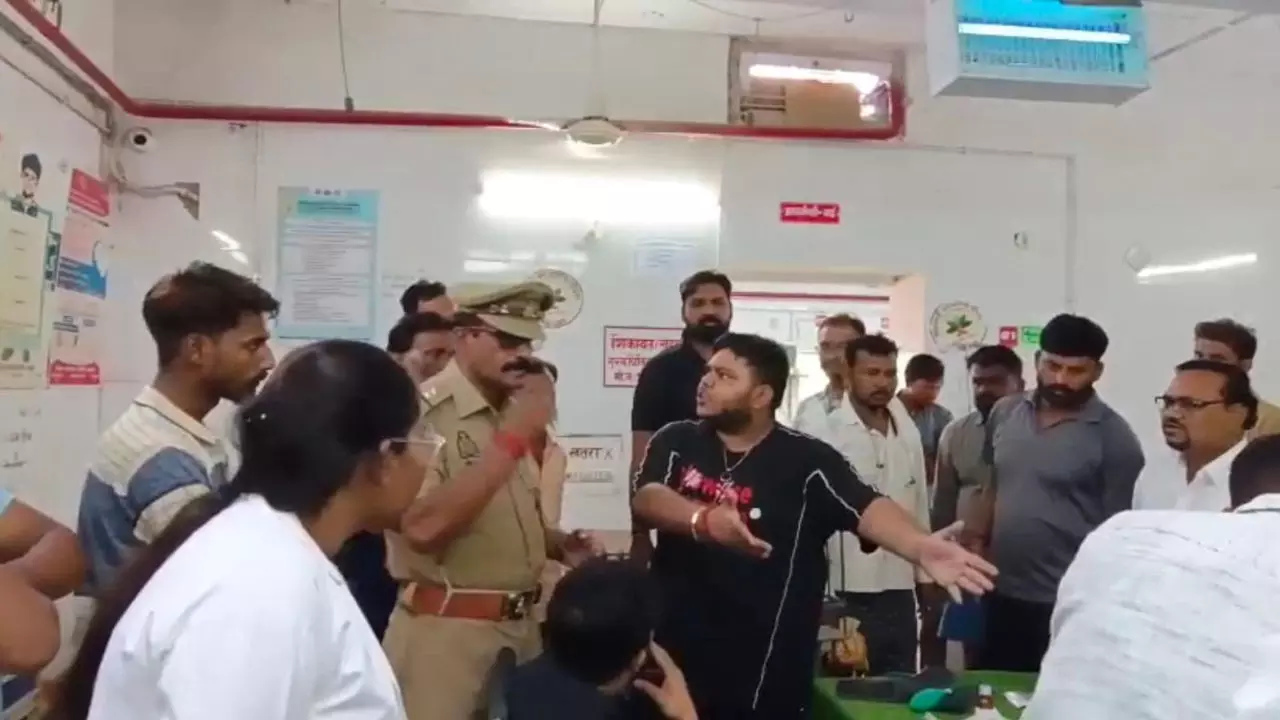 Mahoba News: जिला अस्पताल में इलाज के दौरान युवक की मौत, परिजनों ने लापरवाही का आरोप लगाकर किया हंगामा