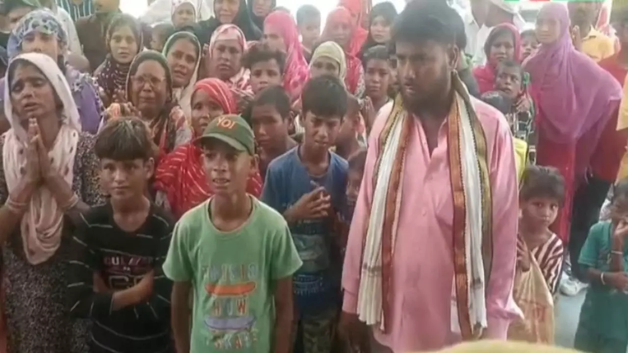 Gonda News: परिजनों को थाने में बिठाने और पुलिस प्रताड़ना का आरोप, ग्रामीणों ने एसपी से की शिकायत