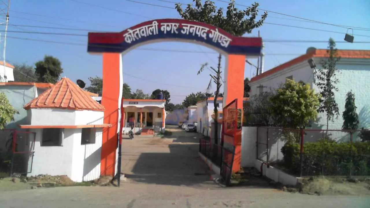 Gonda News: परिजनों को थाने में बिठाने और पुलिस प्रताड़ना का आरोप, ग्रामीणों ने एसपी से की शिकायत