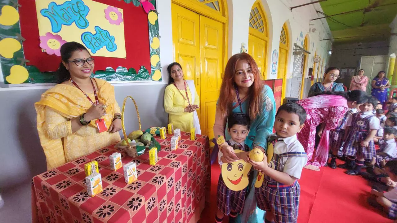 Hardoi News: सेंट जेवियर्स में हर्षोल्लास के साथ मनाया गया राष्ट्रीय आम दिवस, प्रिंसिपल ने अपने हाथो से बच्चो को खिलाया आम