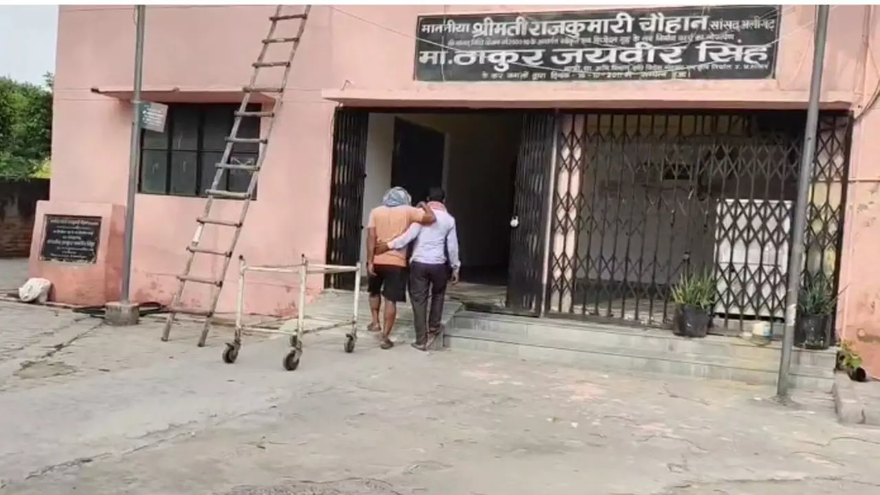 Aligarh News: अलीगढ़ स्टेशन पार्किंग में सर्प ने दो लोगों को सोते वक्त डसा, एक की मौत