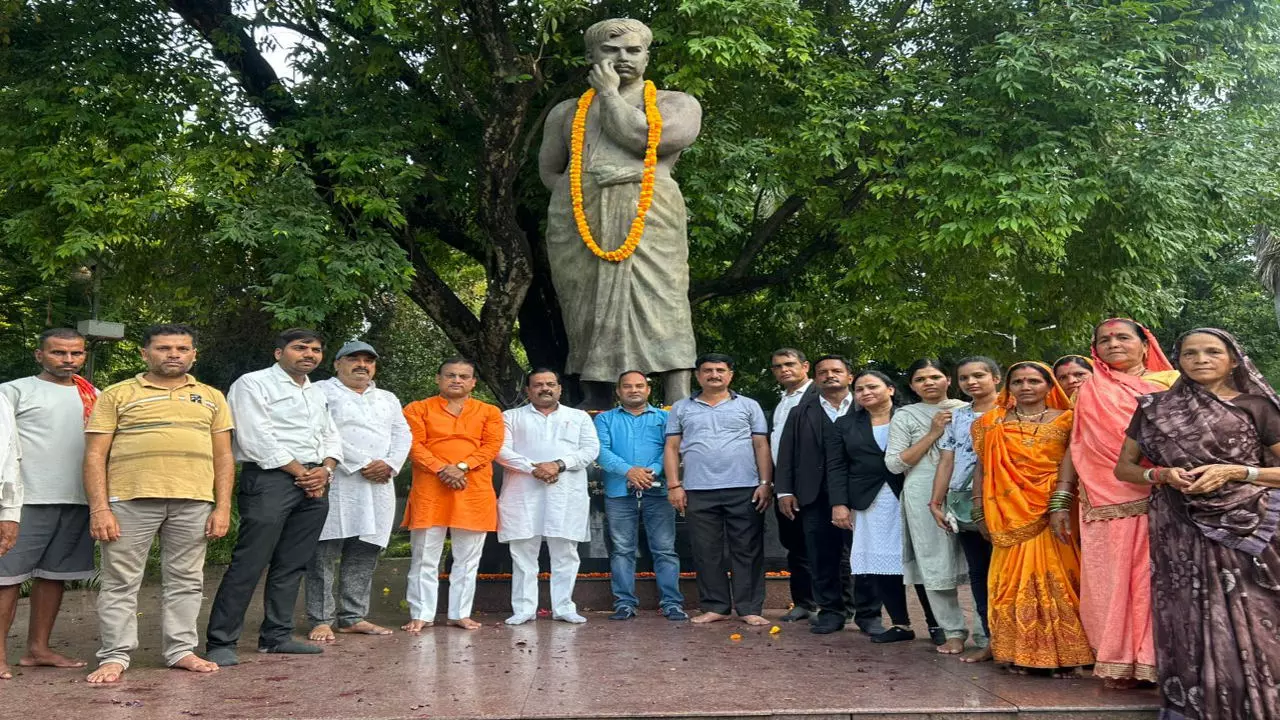 Kaushambi News: चंद्रशेखर आजाद के जयंती पर ब्राह्मण समाज ने किया माल्यार्पण