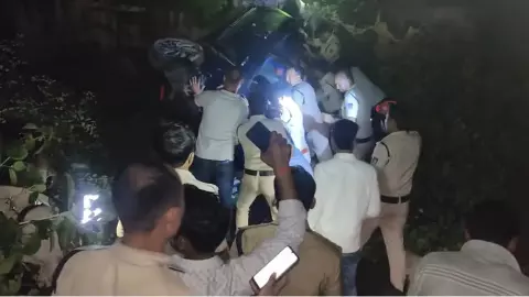 Major accident in Gwalior High speed car crushes Kanwariyas 4 dead Major accident in Gwalior High speed car crushes Kanwariyas 4 dead