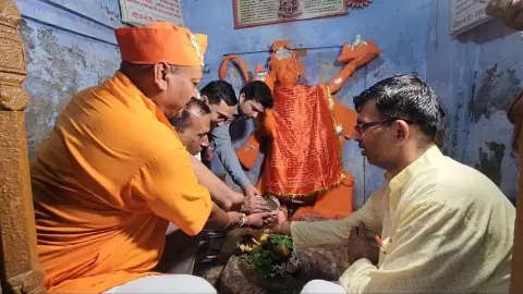 Sambhal News: संभल में 46 साल बाद खुले कार्तिकेय महादेव मंदिर के कपाट, उमड़े श्रद्धालु Sambhal News: संभल में 46 साल बाद खुले कार्तिकेय महादेव मंदिर के कपाट, उमड़े श्रद्धालु