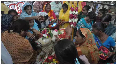 Lucknow News: सावन में शिवभक्ति की उमंग: भगवान आशुतोष शिव के दर्शन करने मंदिरों में उमड़े शिव-भक्त, बुद्धेश्वर महादेव मंदिर में गूंजा हर हर महादेव..