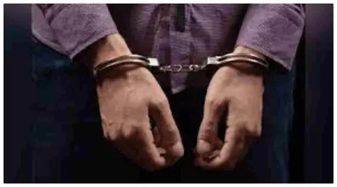 Mathura News: मथुरा में घरों में चोरी करने वाला शातिर चोर गिरफ्तार, लाखों का माल बरामद