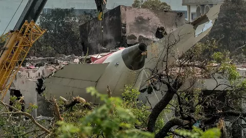 Ahemedabad Plane Crash: शवों की पहचान पर ब्रिटिश अखबार की रिपोर्ट ने मचाया बखेड़ा, सरकार ने दिया करारा जवाब Ahemedabad Plane Crash: शवों की पहचान पर ब्रिटिश अखबार की रिपोर्ट ने मचाया बखेड़ा, सरकार ने दिया करारा जवाब