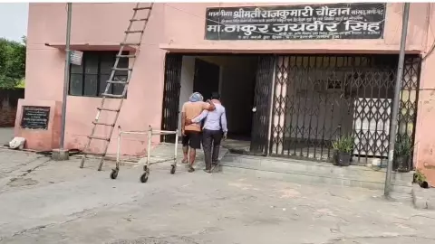 Aligarh News: अलीगढ़ स्टेशन पार्किंग में सर्प ने दो लोगों को सोते वक्त डसा, एक की मौत Aligarh News: अलीगढ़ स्टेशन पार्किंग में सर्प ने दो लोगों को सोते वक्त डसा, एक की मौत