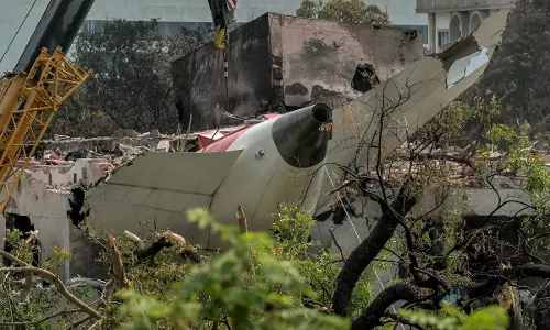 Ahemedabad Plane Crash: शवों की पहचान पर ब्रिटिश अखबार की रिपोर्ट ने मचाया बखेड़ा, सरकार ने दिया करारा जवाब