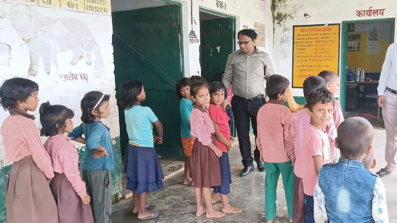 Chandauli News: चंदौली में शिक्षा विभाग की बड़ी कार्रवाई — अनुपस्थित शिक्षक व 5 शिक्षा मित्रों पर गिरी गाज