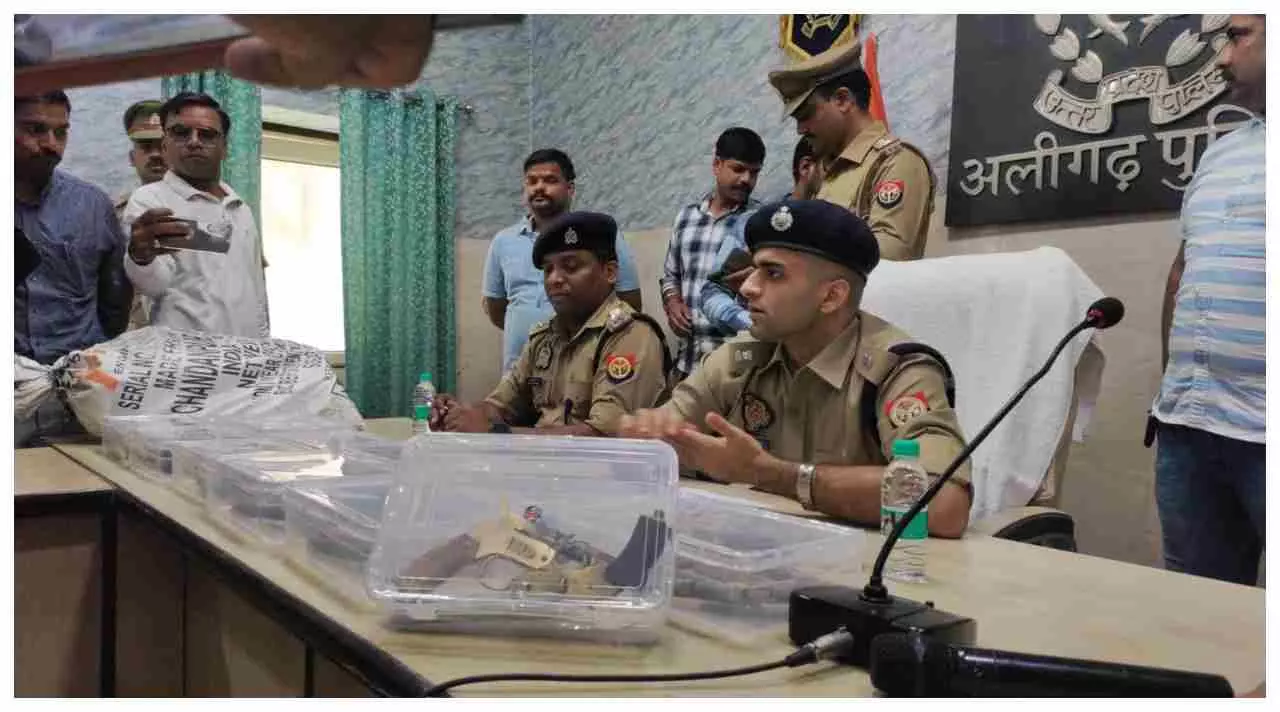 Aligarh News: अवैध हथियार फैक्ट्री का भंडाफोड़, एक गिरफ्तार, दो फरार; भारी मात्रा में तमंचे और उपकरण बरामद